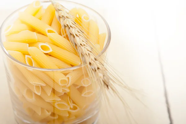 Penne de macarrão italiano com trigo — Fotografia de Stock