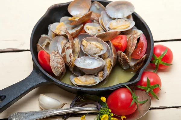 Färska musslor på en järn stekpanna — Stockfoto