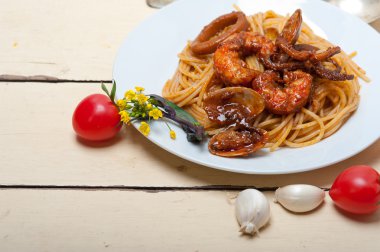 İtalyan deniz mahsulleri spagetti makarna üzerine kırmızı domates sosu 