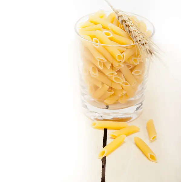 Penne de macarrão italiano com trigo — Fotografia de Stock