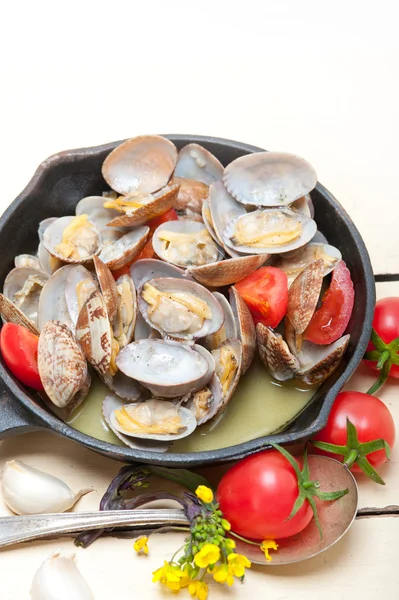 Свежие моллюски на железной сковороде — стоковое фото
