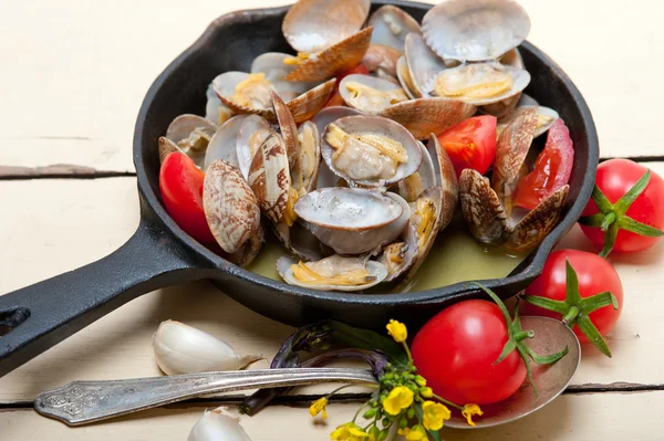 Свежие моллюски на железной сковороде — стоковое фото