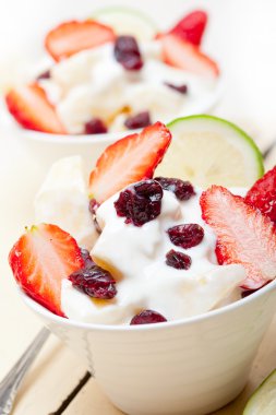 meyve ve yoğurt salata sağlıklı kahvaltı