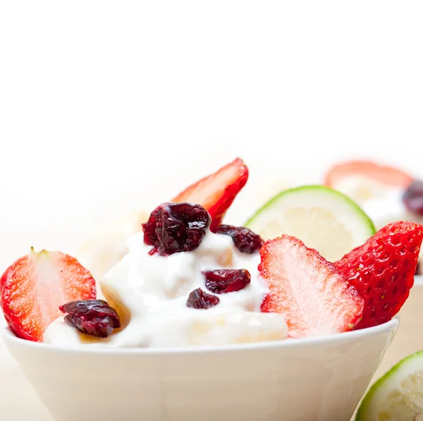 Meyve ve yoğurt salata sağlıklı kahvaltı — Stok fotoğraf