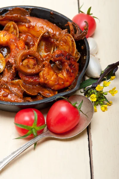 Fresh seafoos stew on an iron skillet — Stock Photo, Image