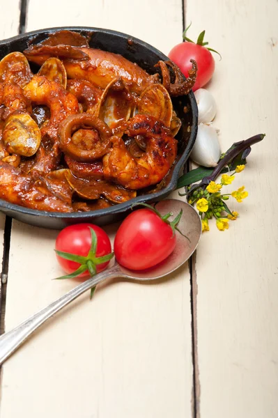 Fresh seafoos stew on an iron skillet — Stock Photo, Image