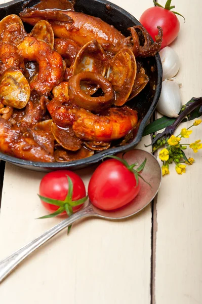 Fresh seafoos stew on an iron skillet — Stock Photo, Image