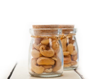 kaju fıstığı üzerinde bir cam kavanoz 