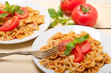 İtalyan makarna farfalle kelebek papyon ve domates sos