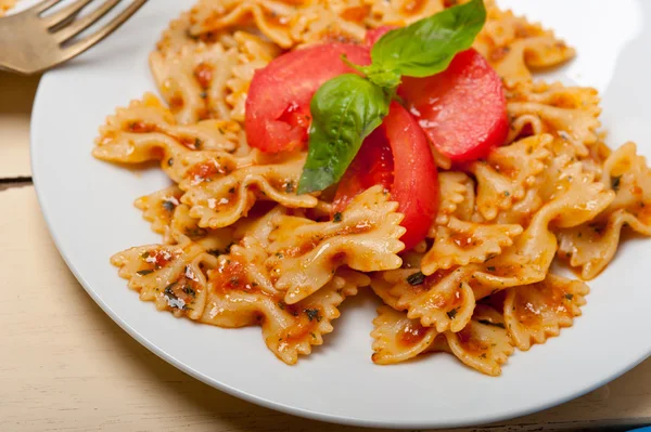 Italian pasta farfalle butterfly bow-tie and tomato sauce — Stock Photo, Image