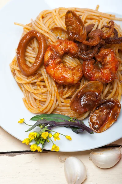 Italiaanse zeevruchten spaghetti pasta op rode tomatensaus — Stockfoto