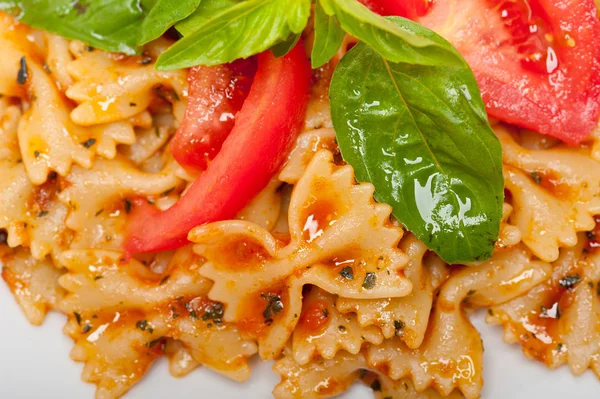 意大利面食厨蝴蝶领结和番茄汁 — 图库照片