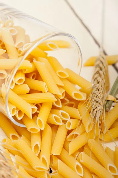 Pasta italiana penne con grano — Foto Stock