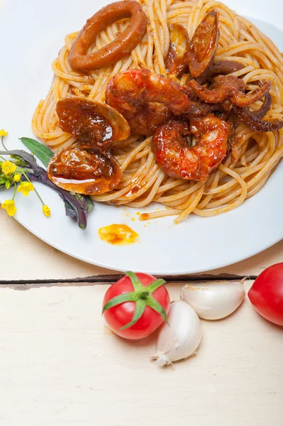 Makaron spaghetti włoskie owoce morza na czerwony sos — Zdjęcie stockowe