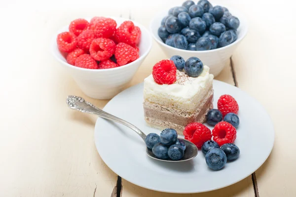 Fresh raspberry and blueberry cake — Stock Photo, Image