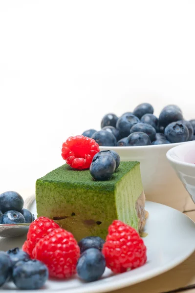 Tarta de mousse de té verde matcha con bayas — Foto de Stock