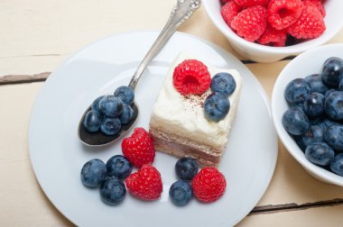 taze Ahududu ve böğürtlenli kek