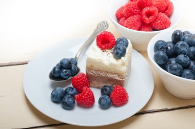 taze Ahududu ve böğürtlenli kek