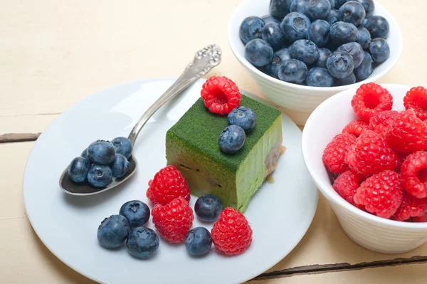 绿茶抹茶慕斯蛋糕与浆果 — 图库照片