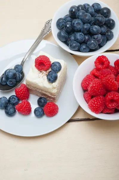 Fresh raspberry and blueberry cake — Stock Photo, Image