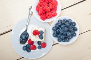 taze Ahududu ve böğürtlenli kek