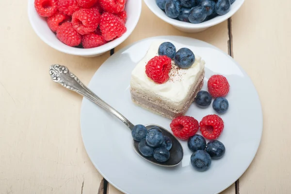 Fresh raspberry and blueberry cake — Stock Photo, Image