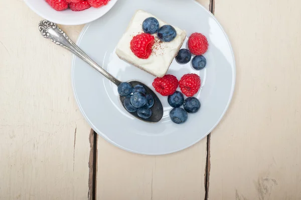 Pastel de frambuesa y arándano fresco — Foto de Stock