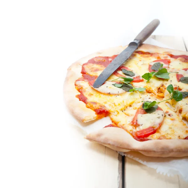 Pizza Margherita italiana — Foto Stock