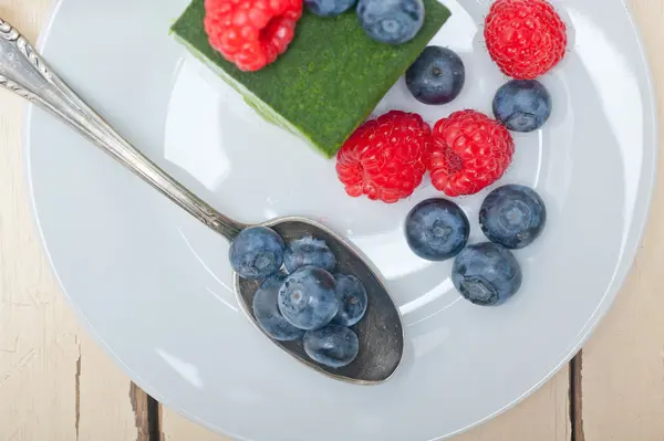 Ceai verde matcha mousse tort cu fructe de padure — Fotografie, imagine de stoc