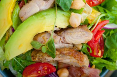 Tavuk avokado salatası 