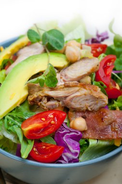 Tavuk avokado salatası 