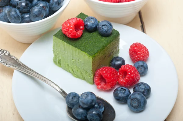 Tarta de mousse de té verde matcha con bayas — Foto de Stock