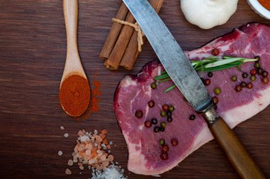 Çiğ pişmemiş biftek kasabı seçimi.