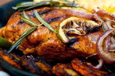 Kızarmış ızgara BBQ tavuk göğsü otlar ve baharatlarla demir tavada rustik stil