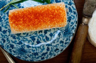 Fransız peyniri ve ahşap kesicinin üstünde taze ekmek.