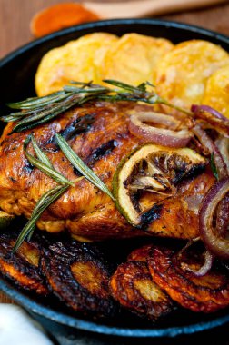 Kızarmış ızgara BBQ tavuk göğsü otlar ve baharatlarla demir tavada rustik stil