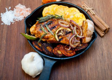 Kızarmış ızgara BBQ tavuk göğsü otlar ve baharatlarla demir tavada rustik stil