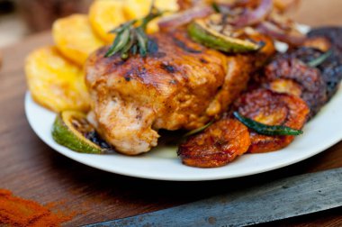 Kızarmış barbekü soslu tavuk göğsü, otlar ve baharatlar sade.