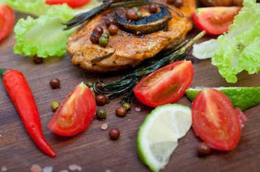 Ahşap kovuk ahşap güvertede tavuk göğsü pişirdi baharatlar ve sebzelerle.