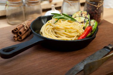 Tahta tavada kabak soslu İtalyan spagettisi.