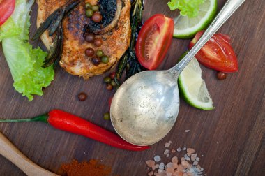 Ahşap kovuk ahşap güvertede tavuk göğsü pişirdi baharatlar ve sebzelerle.