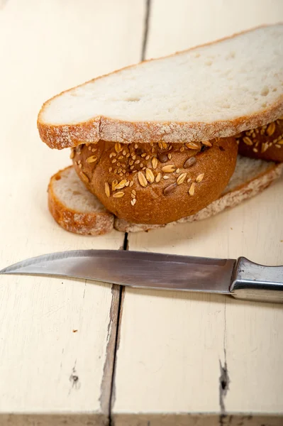 Органический хлеб над деревенским столом — стоковое фото