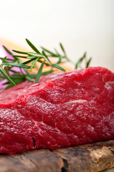 Verse rauwe rundvlees gesneden klaar om te koken — Stockfoto