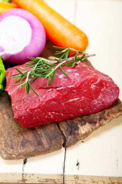 Verse rauwe rundvlees gesneden klaar om te koken — Stockfoto