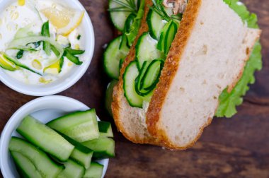 sarımsak peynir dip salata ile taze vejetaryen sandviç