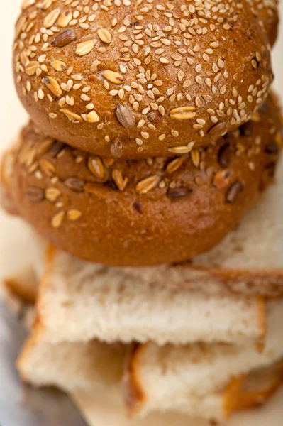 Organik ekmek üzerine rustik masa — Stok fotoğraf