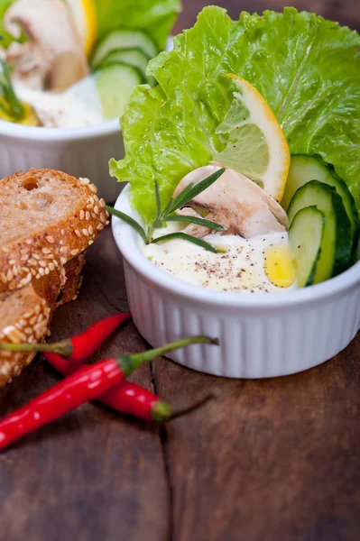 Salada de molho de queijo de alho fresco — Fotografia de Stock