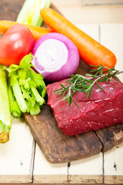 Verse rauwe rundvlees gesneden klaar om te koken — Stockfoto
