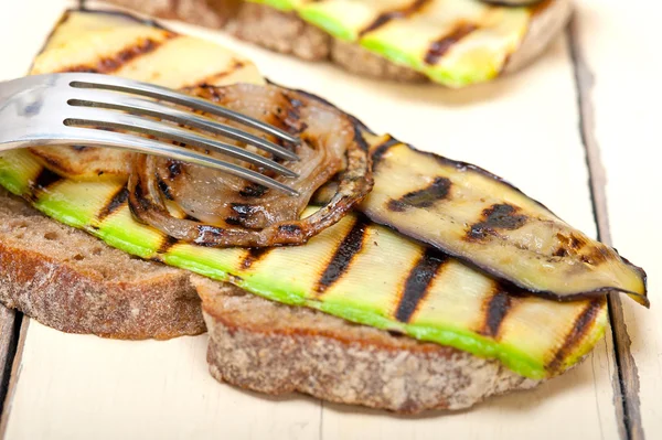 Grilled vegetables on bread — Stock Photo, Image