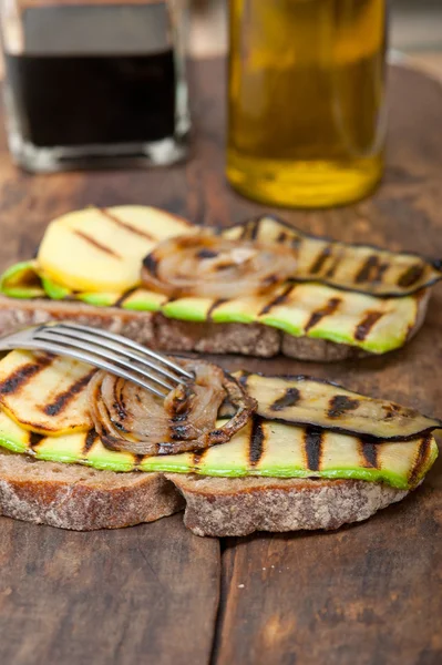 Grilled vegetables on bread — Stock Photo, Image